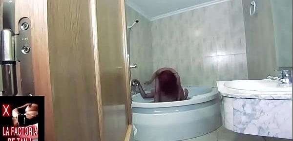 Lame el coño dentro del jacuzzi